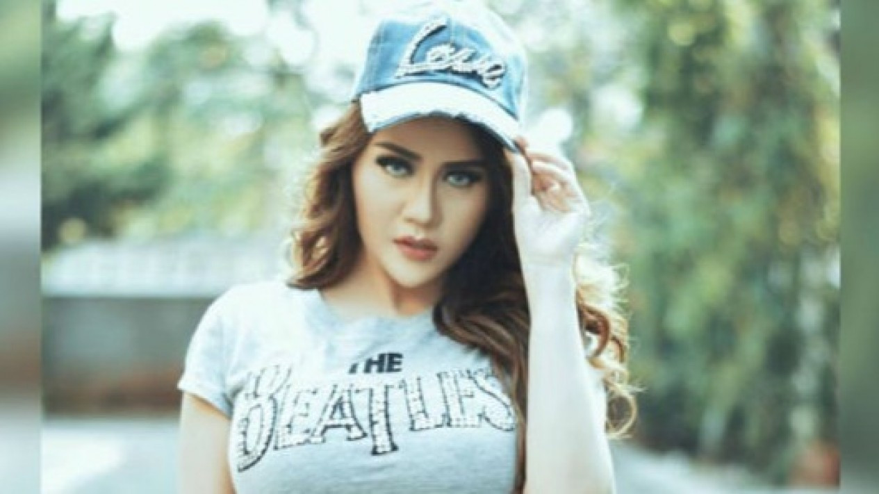 Bikin Greget, Foto Nita Thalia Mulai di Atas Motor hingga Alat Berat
