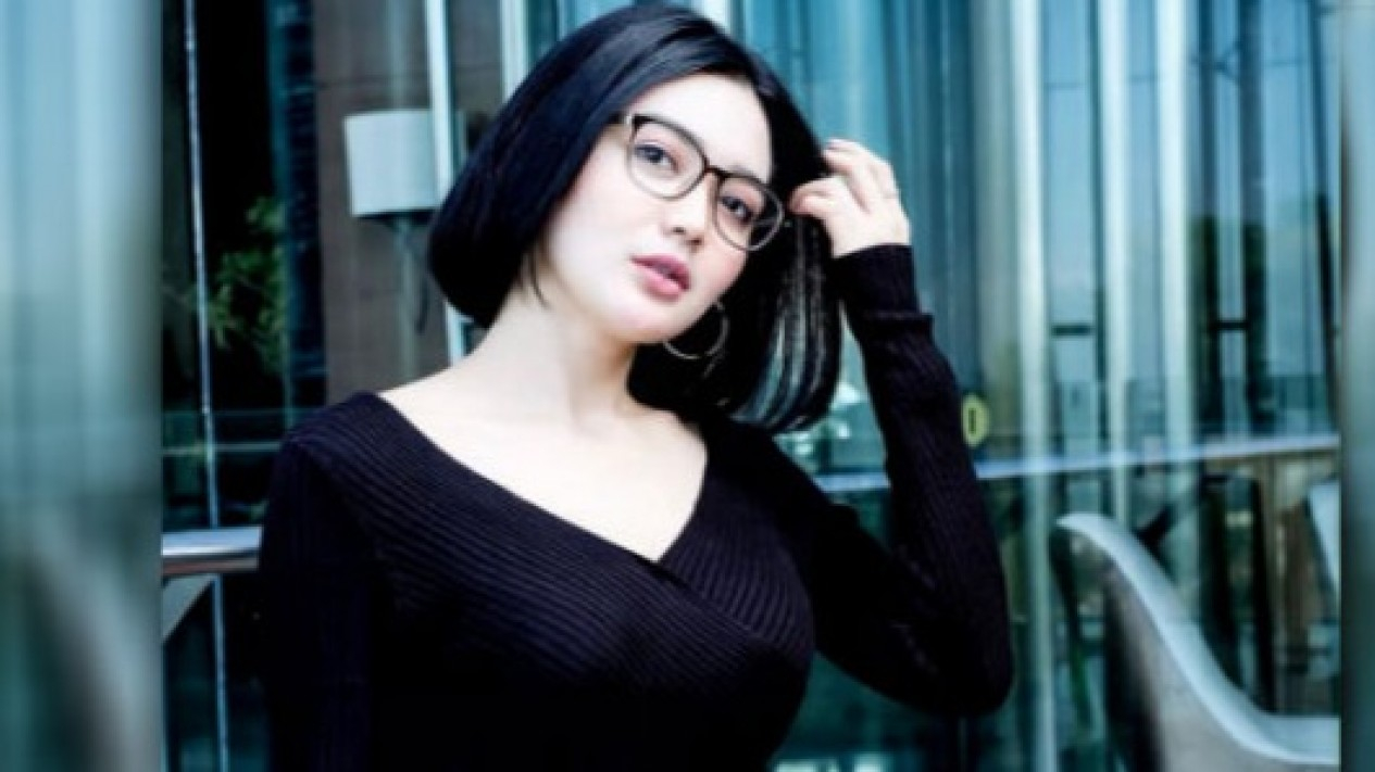 Pakai Hitam, Pesona Wika Salim Bikin Enggak Tahan