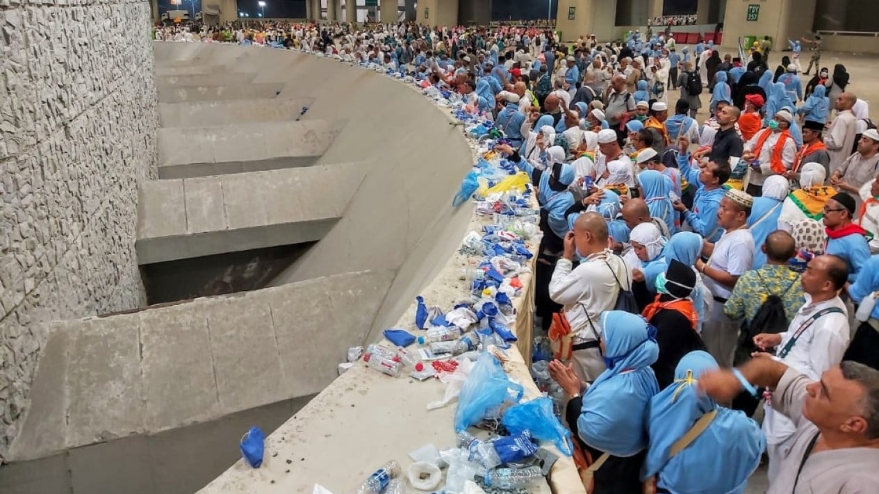 Jemaah Haji Melaksanakan Lempar Jumrah Ula, Wustha dan Aqoba