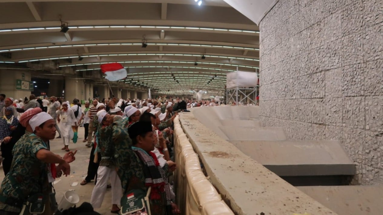 Jemaah Haji Melaksanakan Lempar Jumrah Ula, Wustha dan Aqoba