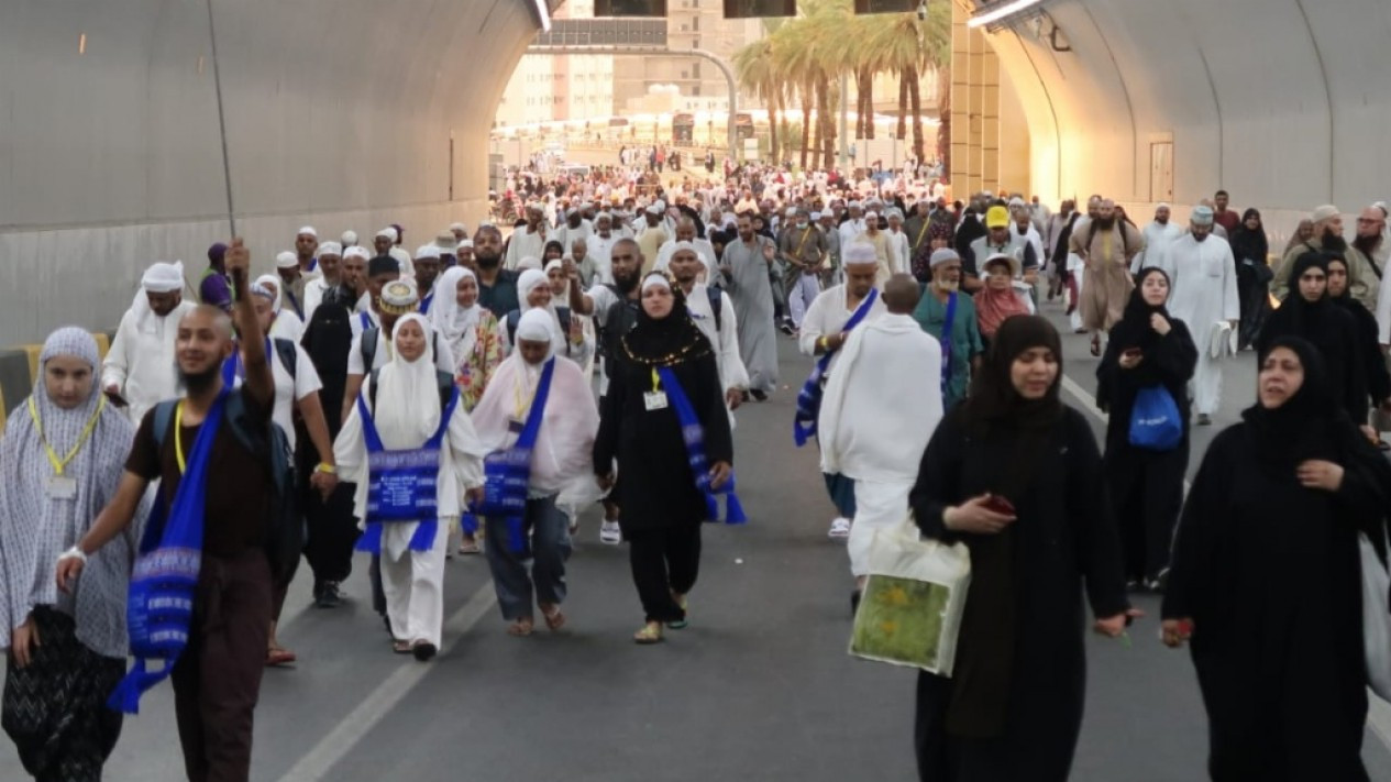 Jemaah Haji Melaksanakan Lempar Jumrah Ula, Wustha dan Aqoba