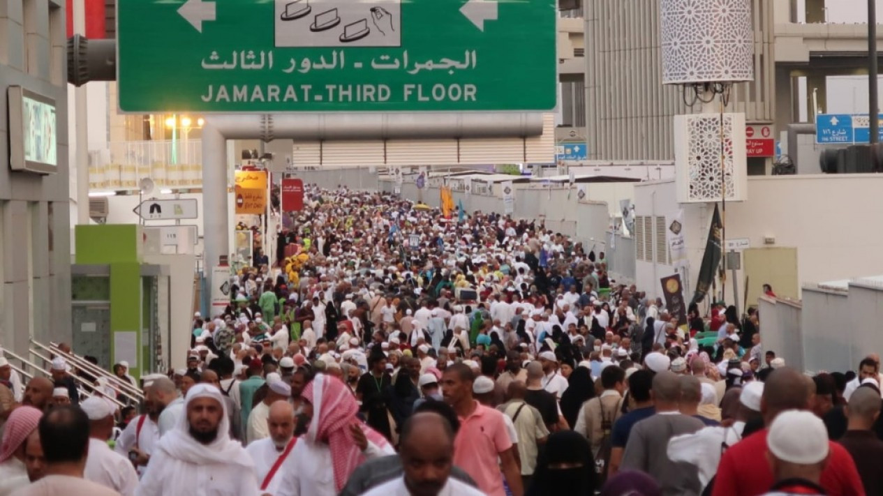 Jemaah Haji Melaksanakan Lempar Jumrah Ula, Wustha dan Aqoba