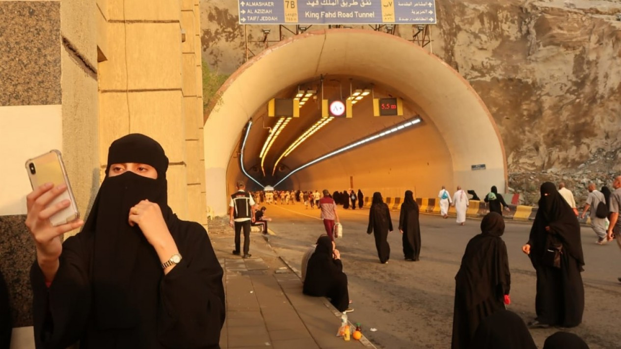 Jemaah Haji Melaksanakan Lempar Jumrah Ula, Wustha dan Aqoba