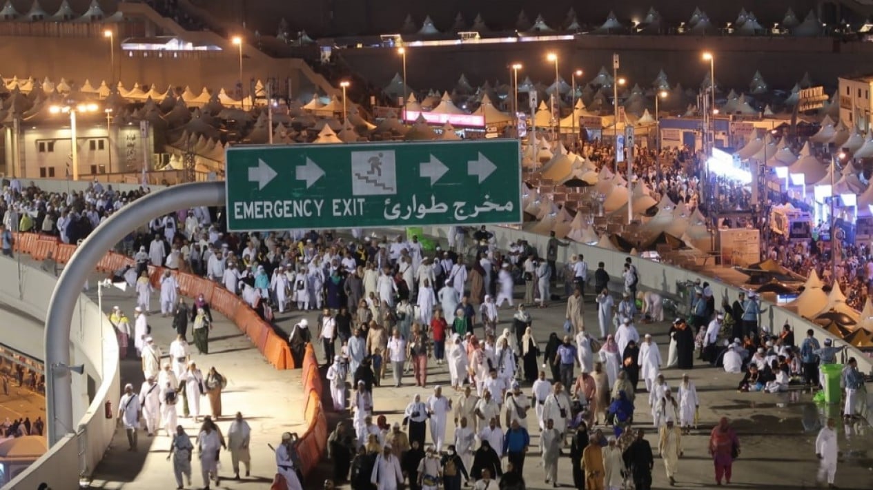 Jemaah Haji Melaksanakan Lempar Jumrah Ula, Wustha dan Aqoba