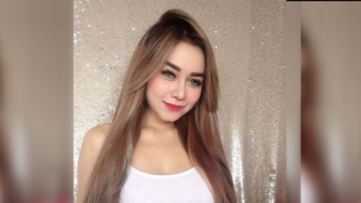 Pose Menantang Rheyna Morena Bikin Deg-degan