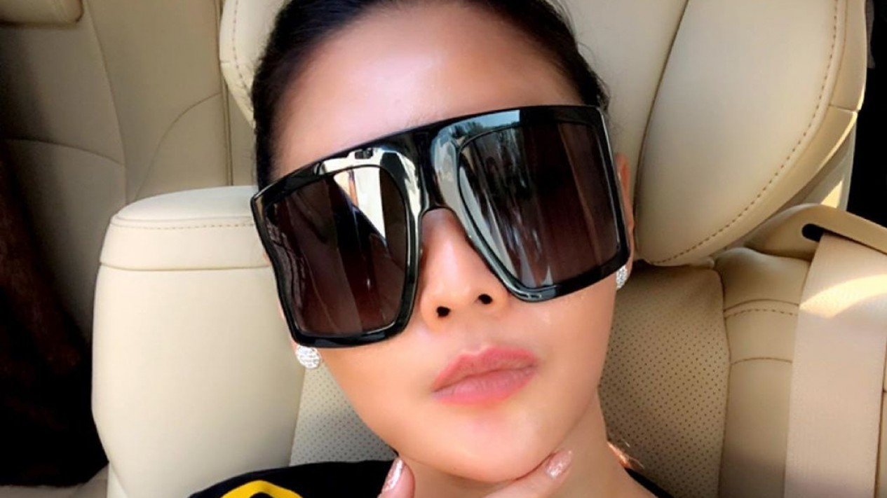 Gaya Inul Daratista di Bandara