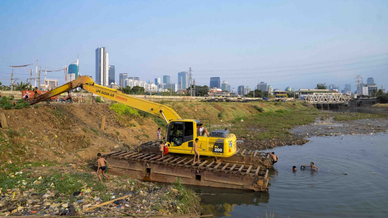 Surut, Sungai BKB di Gunakan Anak-anak Berenang