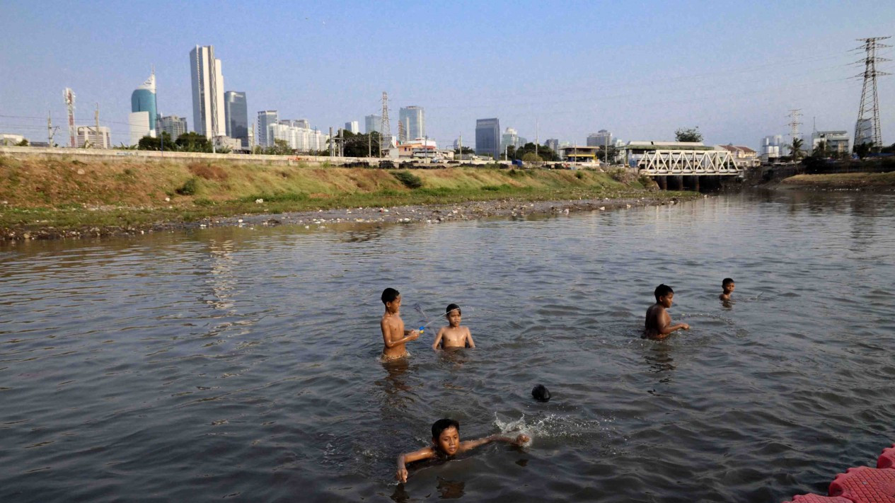 Surut, Sungai BKB di Gunakan Anak-anak Berenang