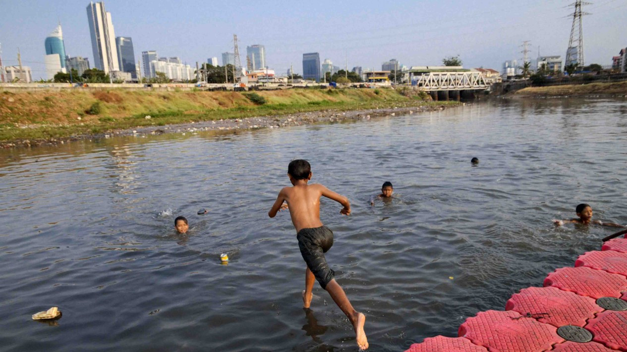 Surut, Sungai BKB di Gunakan Anak-anak Berenang