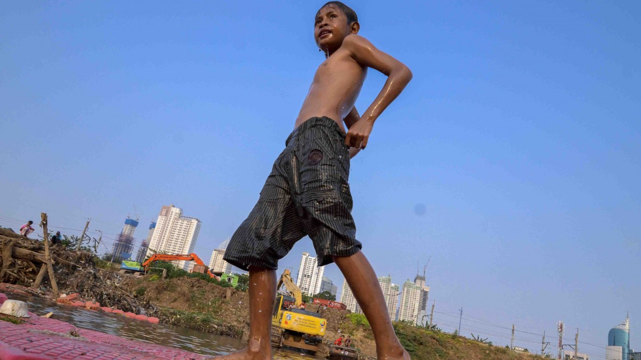 Surut, Sungai BKB di Gunakan Anak-anak Berenang