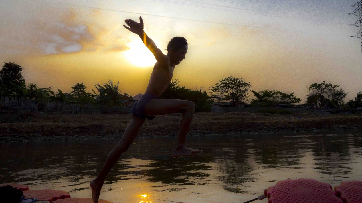 Surut, Sungai BKB di Gunakan Anak-anak Berenang
