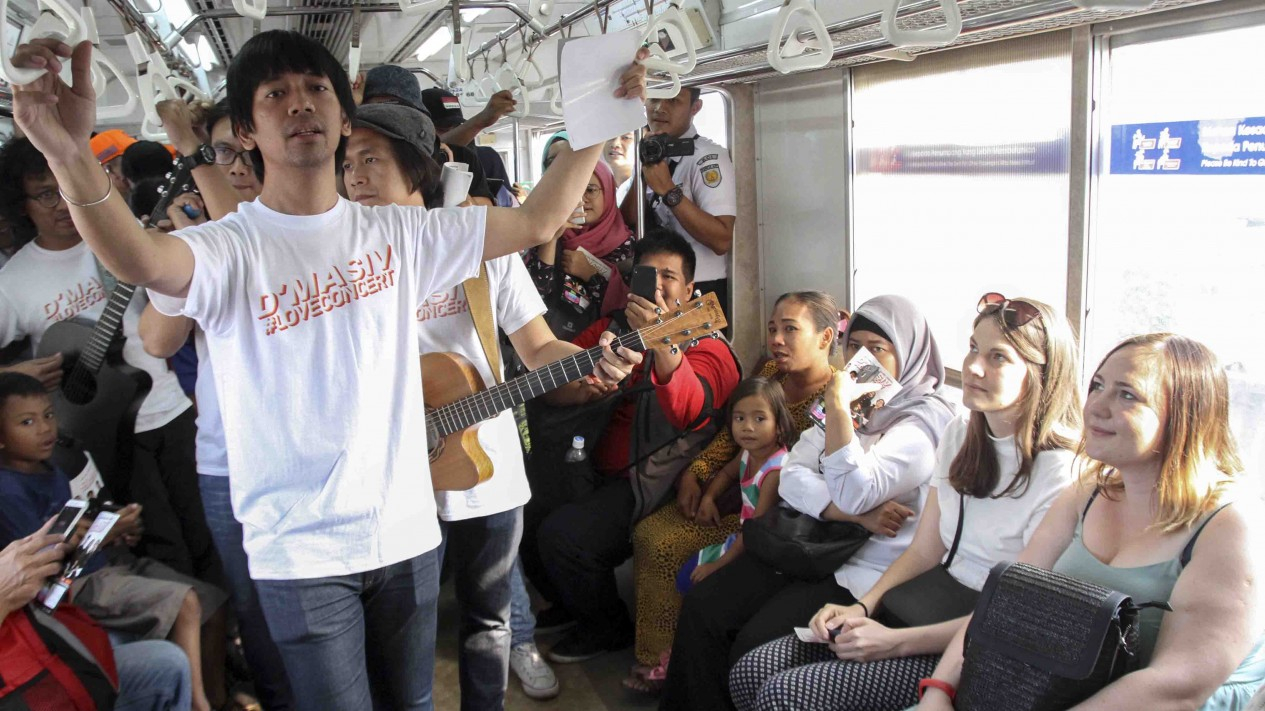 Hari Pelanggan Nasional, D'Masiv Hibur Pelanggan Setia KRL