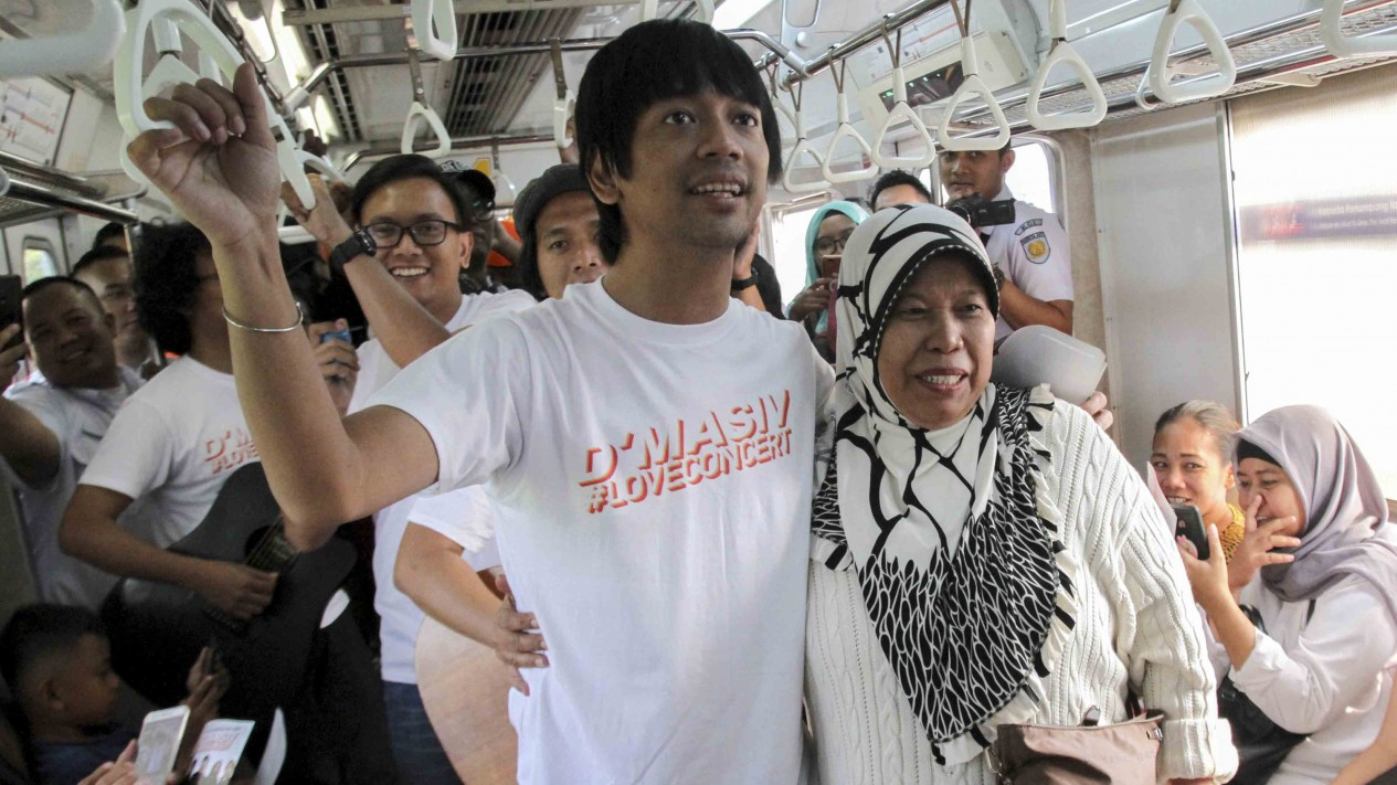 Hari Pelanggan Nasional, D'Masiv Hibur Pelanggan Setia KRL