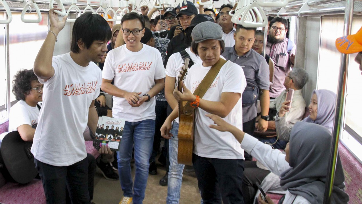 Hari Pelanggan Nasional, D'Masiv Hibur Pelanggan Setia KRL