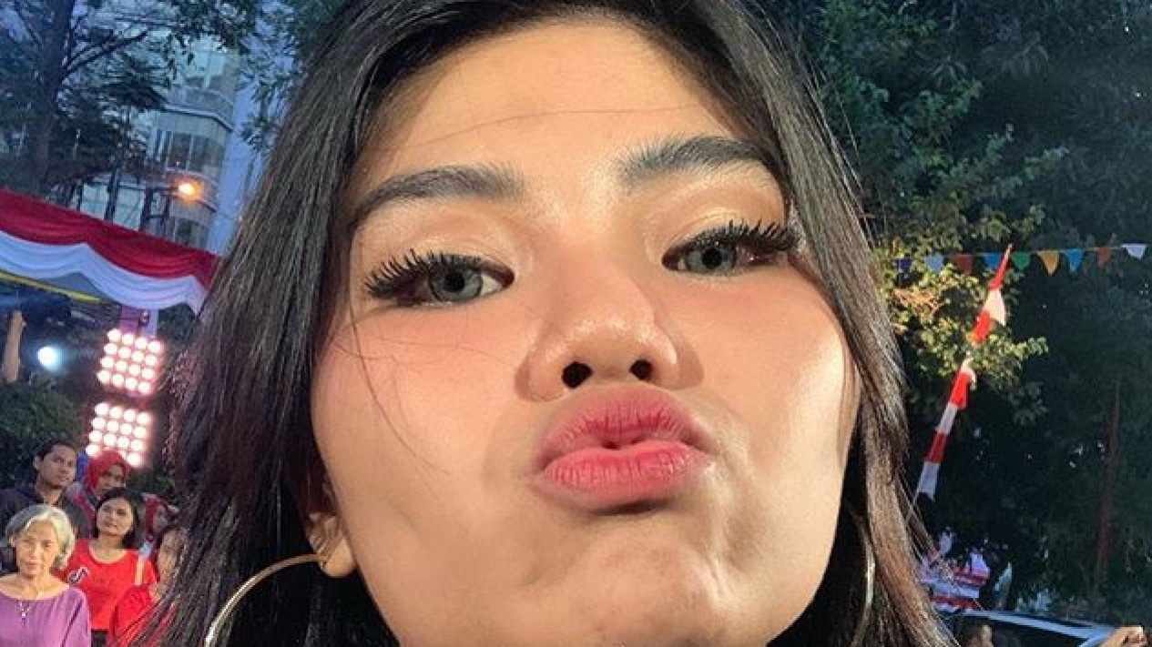 Gaya Selfie Suka-suka Ala Rosa Meldianti