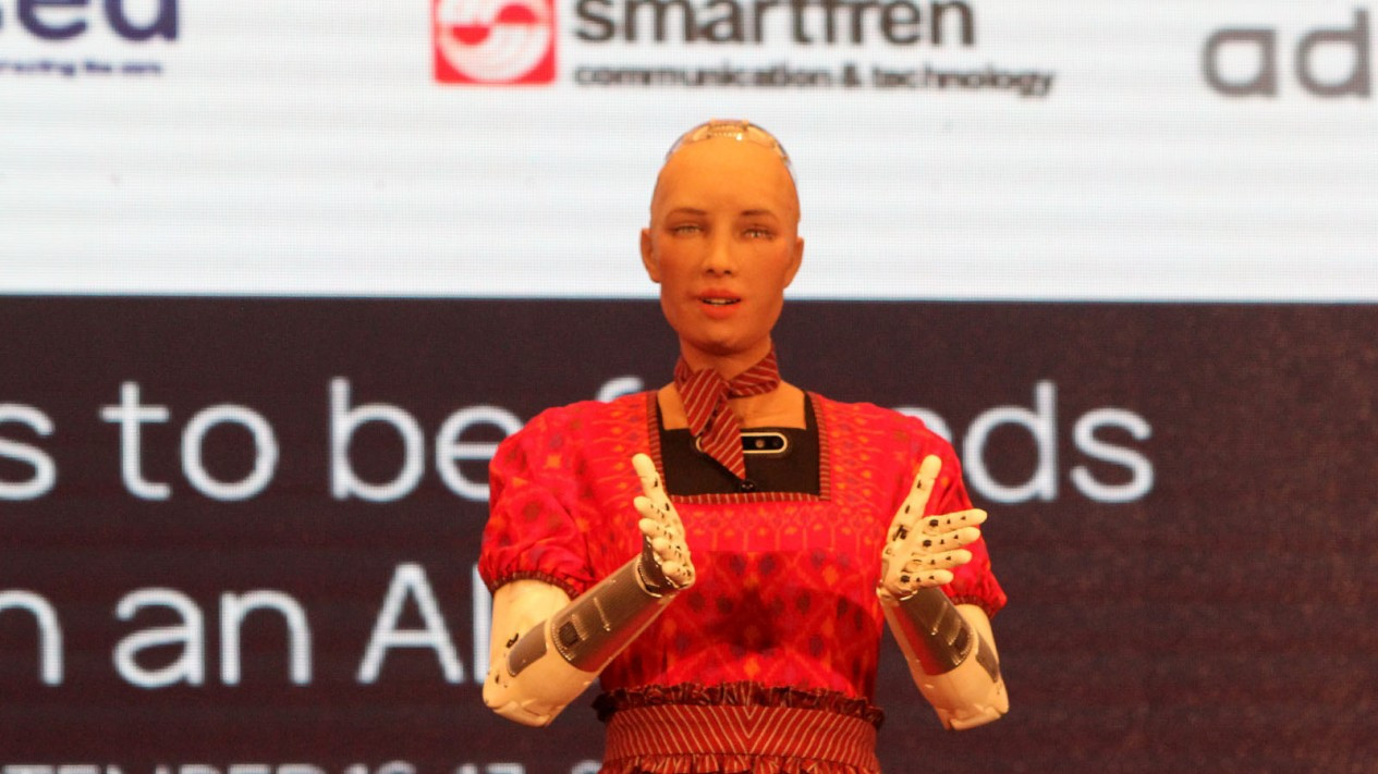 Melihat Robot Tercerdas di Dunia Kenakan Batik
