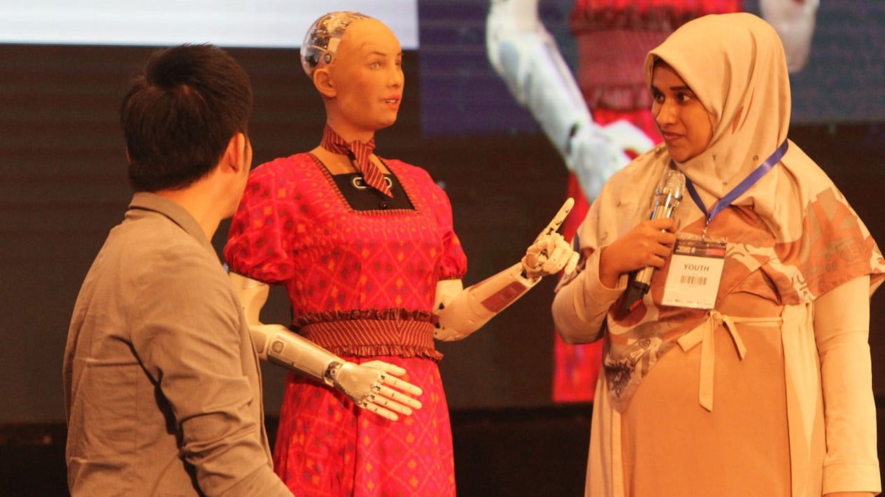 Melihat Robot Tercerdas di Dunia Kenakan Batik