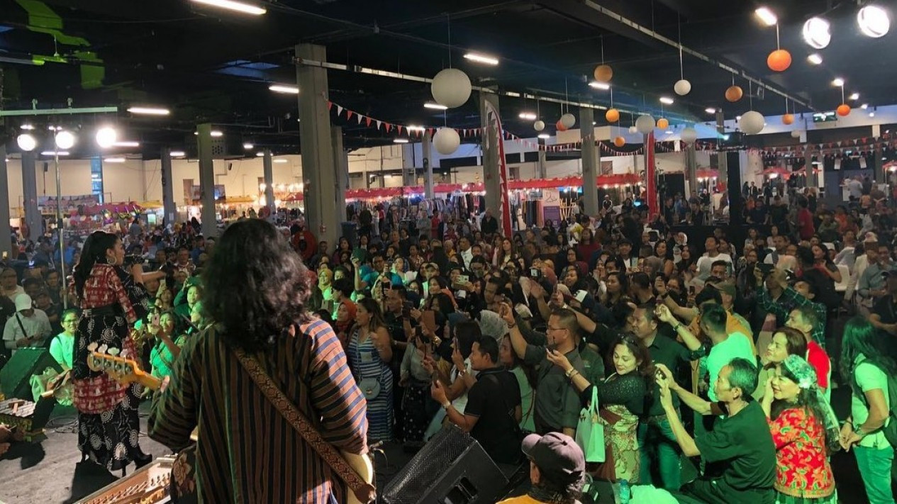 Foto Keseruan Fitri Carlina Goyang Panggung Pandora di Belanda