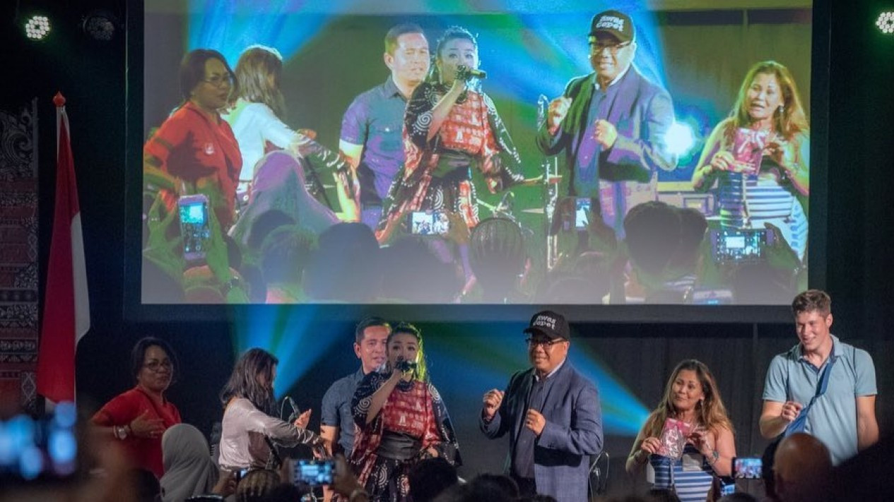 Foto Keseruan Fitri Carlina Goyang Panggung Pandora di Belanda