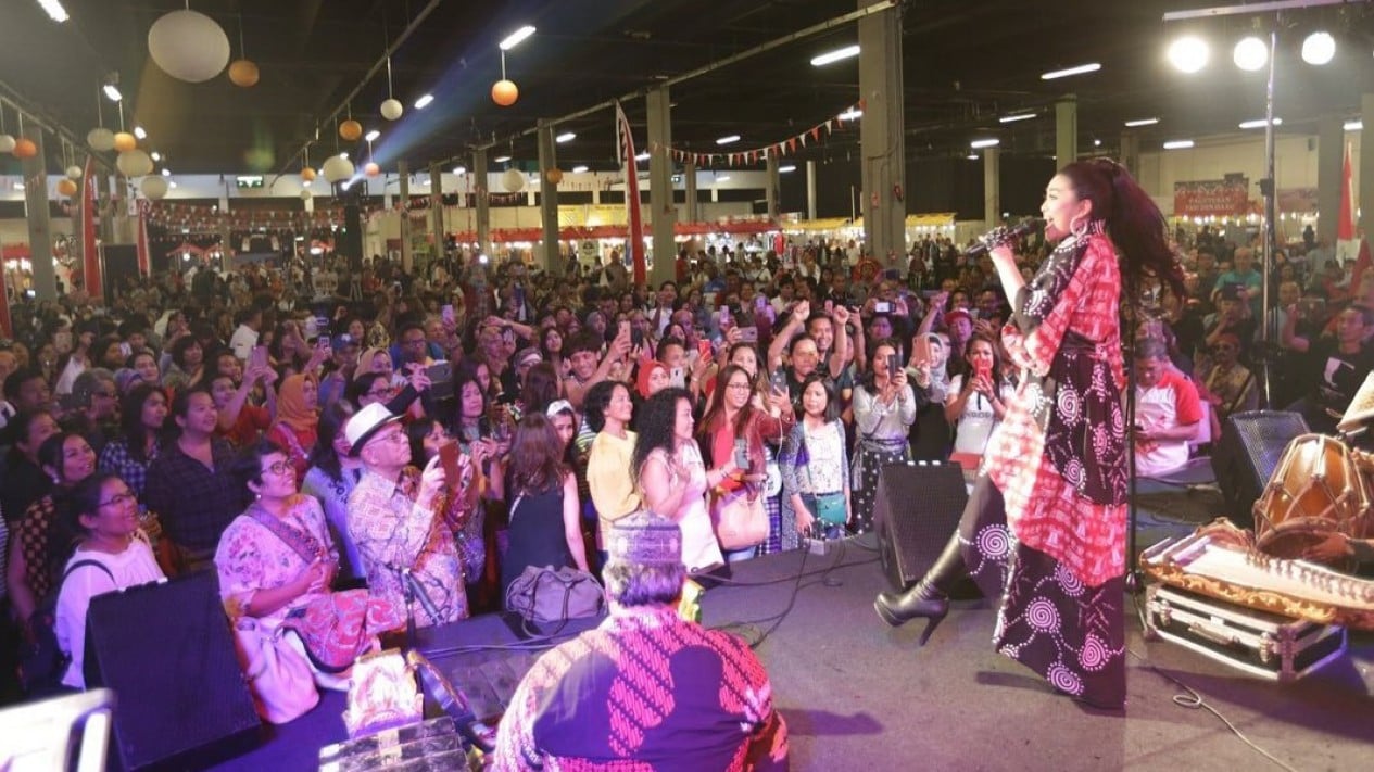 Foto Keseruan Fitri Carlina Goyang Panggung Pandora di Belanda