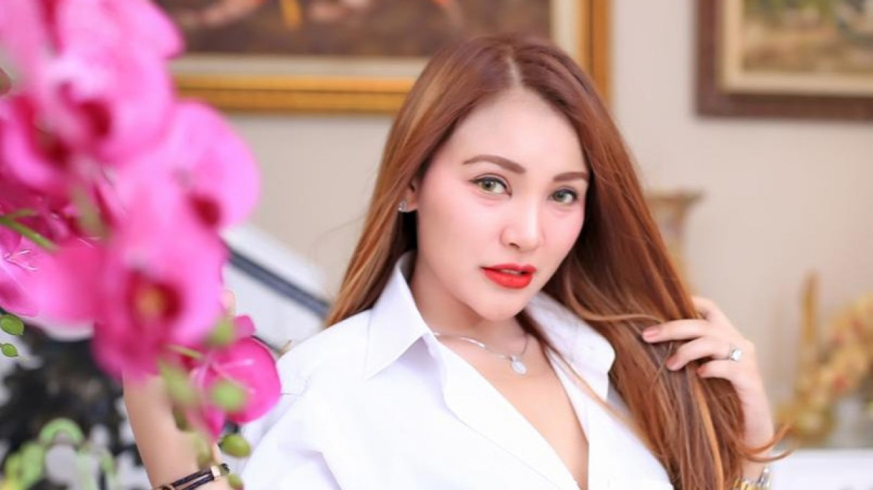 Potret Seksinya Penyanyi Yessy Bintang