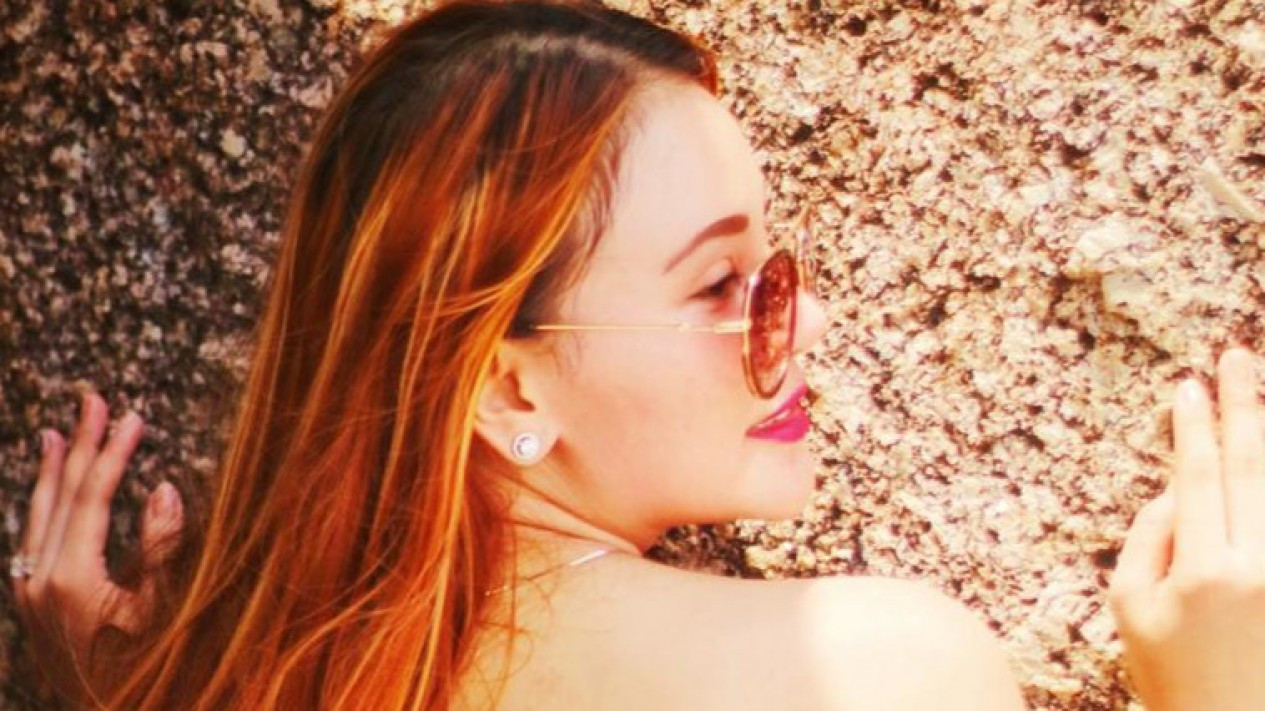 Potret Seksinya Penyanyi Yessy Bintang