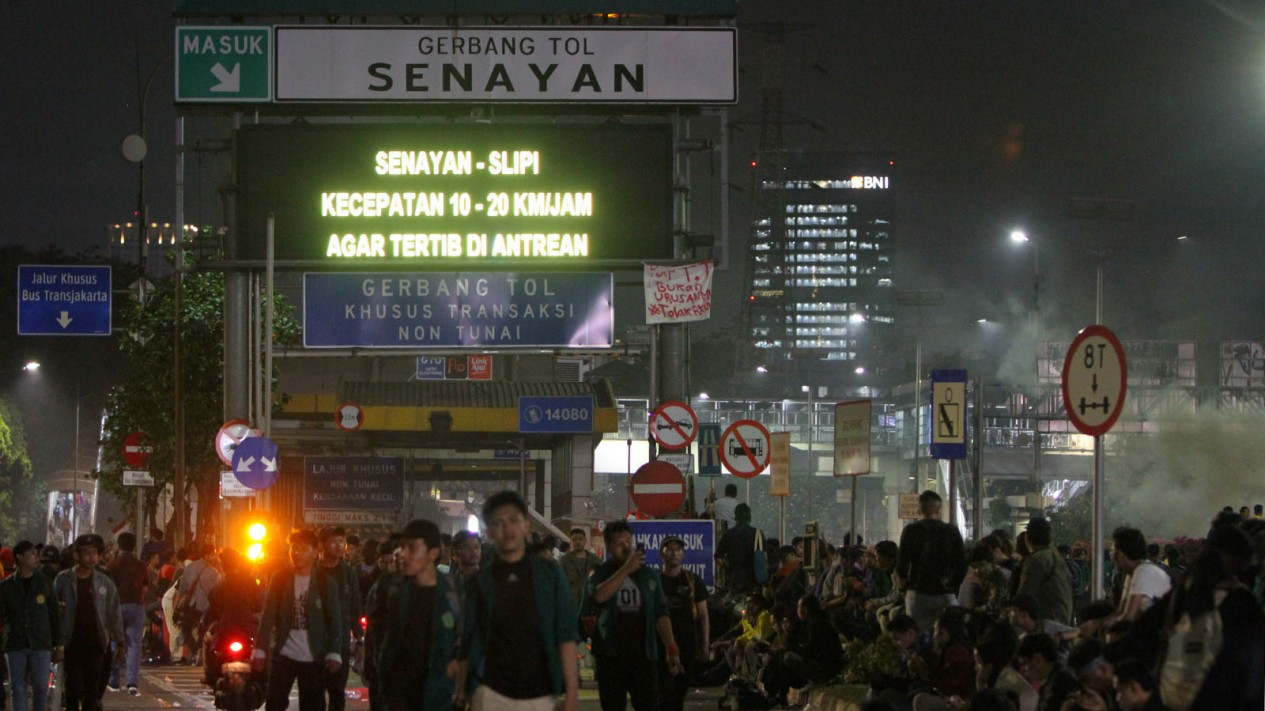 Demo Anti RKUHP & UU KPK, Jalan Tol Dalam Kota Lumpuh