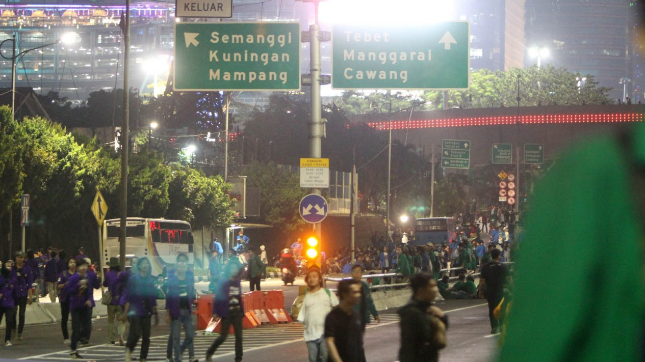 Demo Anti RKUHP & UU KPK, Jalan Tol Dalam Kota Lumpuh