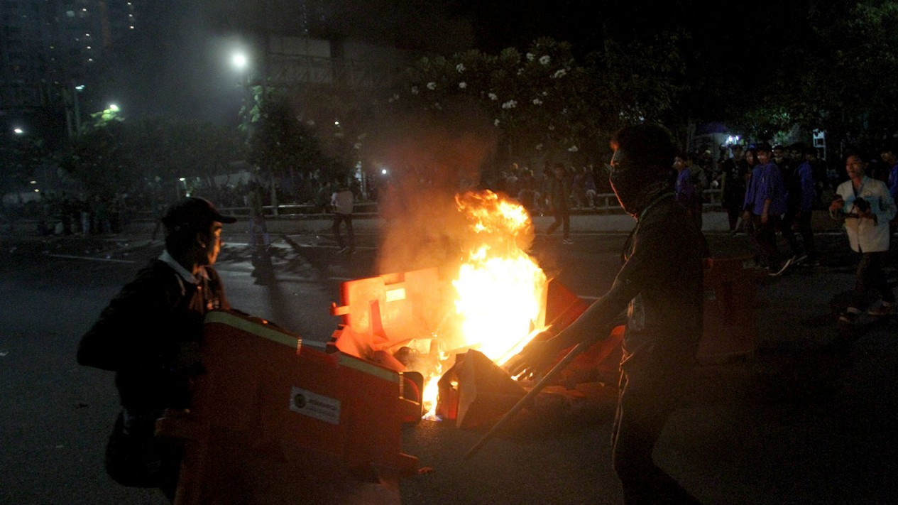 Demo Anti RKUHP & UU KPK, Jalan Tol Dalam Kota Lumpuh