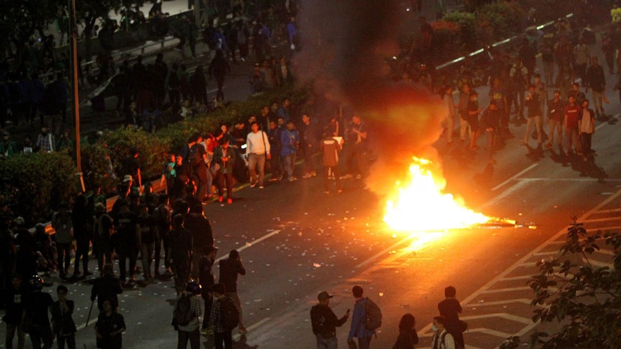 Demo Anti RKUHP & UU KPK, Jalan Tol Dalam Kota Lumpuh