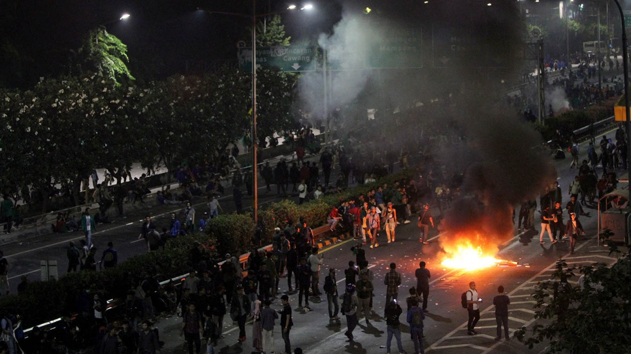 Demo Anti RKUHP & UU KPK, Jalan Tol Dalam Kota Lumpuh