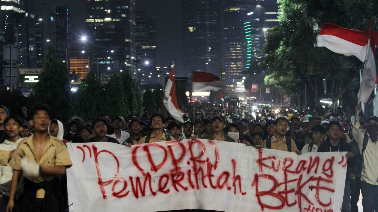 Pelajar STM Kuasai Tol Dalam Kota di Demo RKUHP