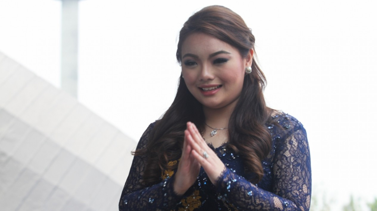 Pesona Hillary Lasut Anggota Termuda DPR RI