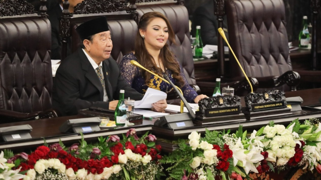 Pesona Hillary Lasut Anggota Termuda DPR RI
