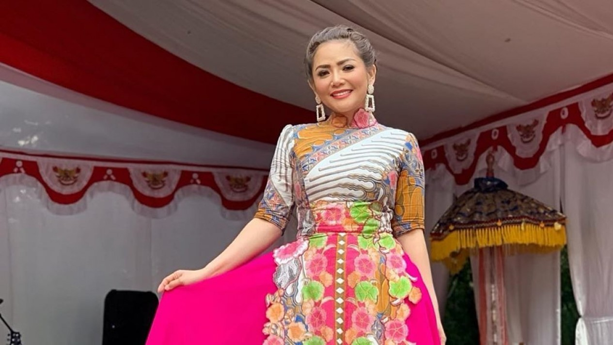 Potret Penampilan Penyanyi Dangdut di Hari Batik Nasional