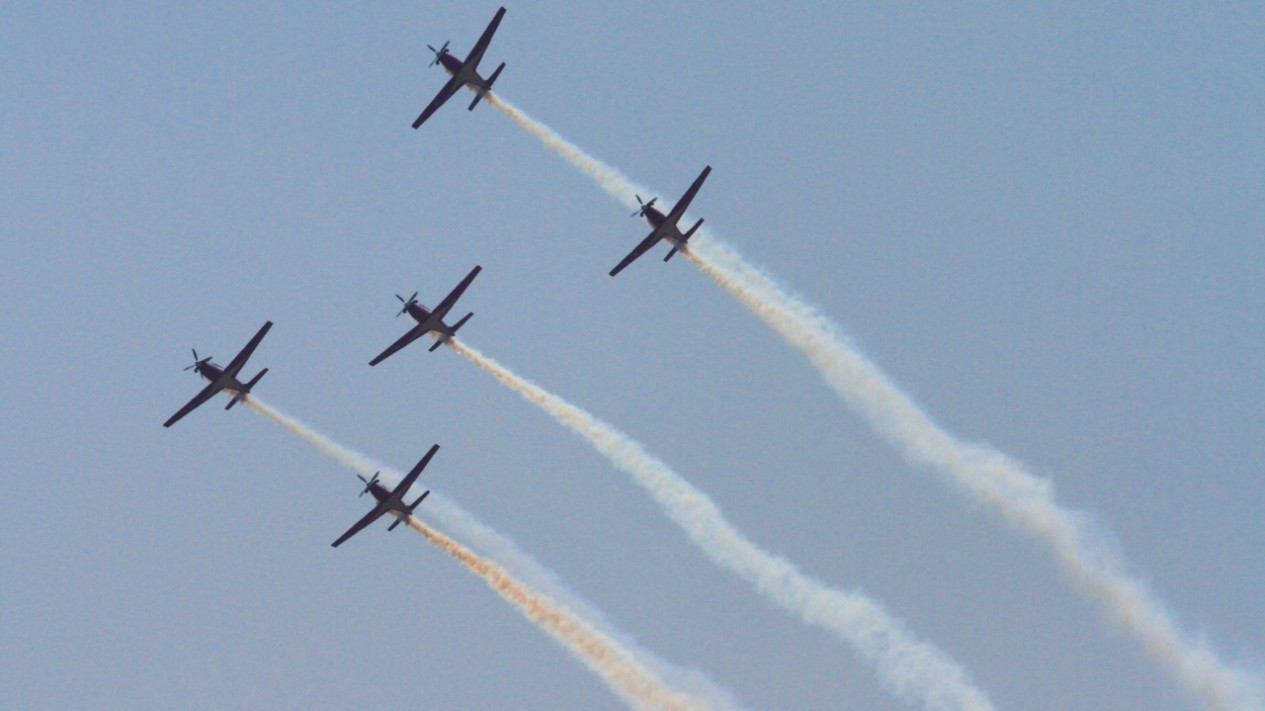 Atraksi Defile Pesawat di HUT TNI ke-74, Keren!