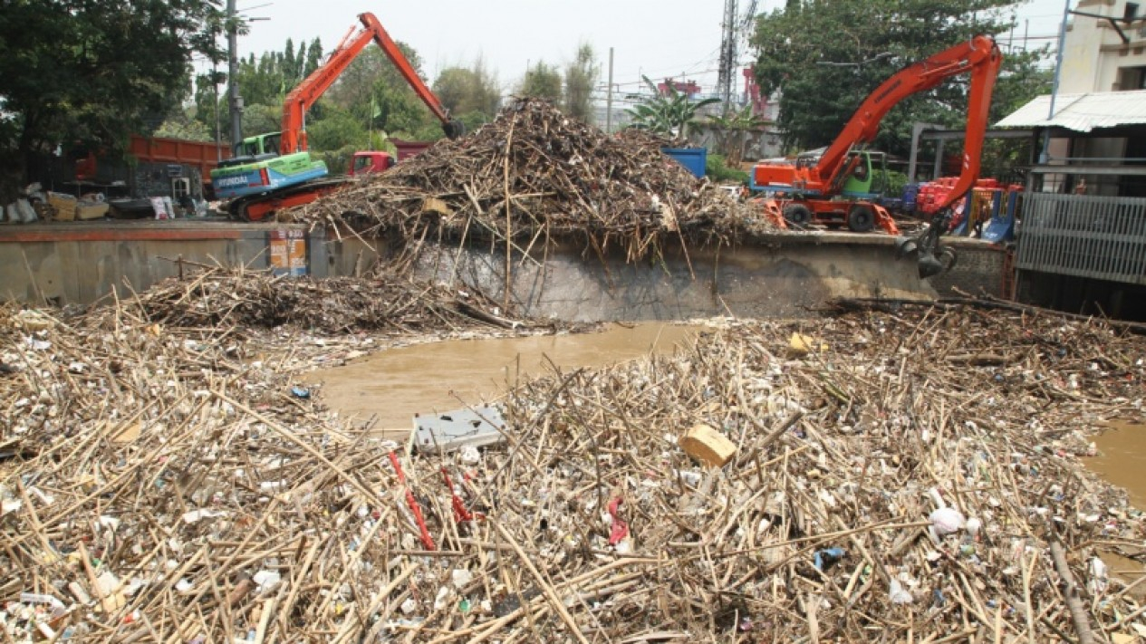 Mengerikan, Pintu Air Manggarai Penuh Sampah