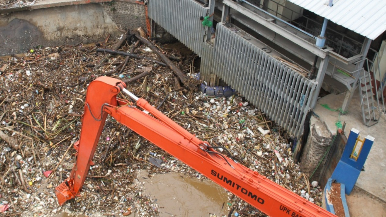 Mengerikan, Pintu Air Manggarai Penuh Sampah