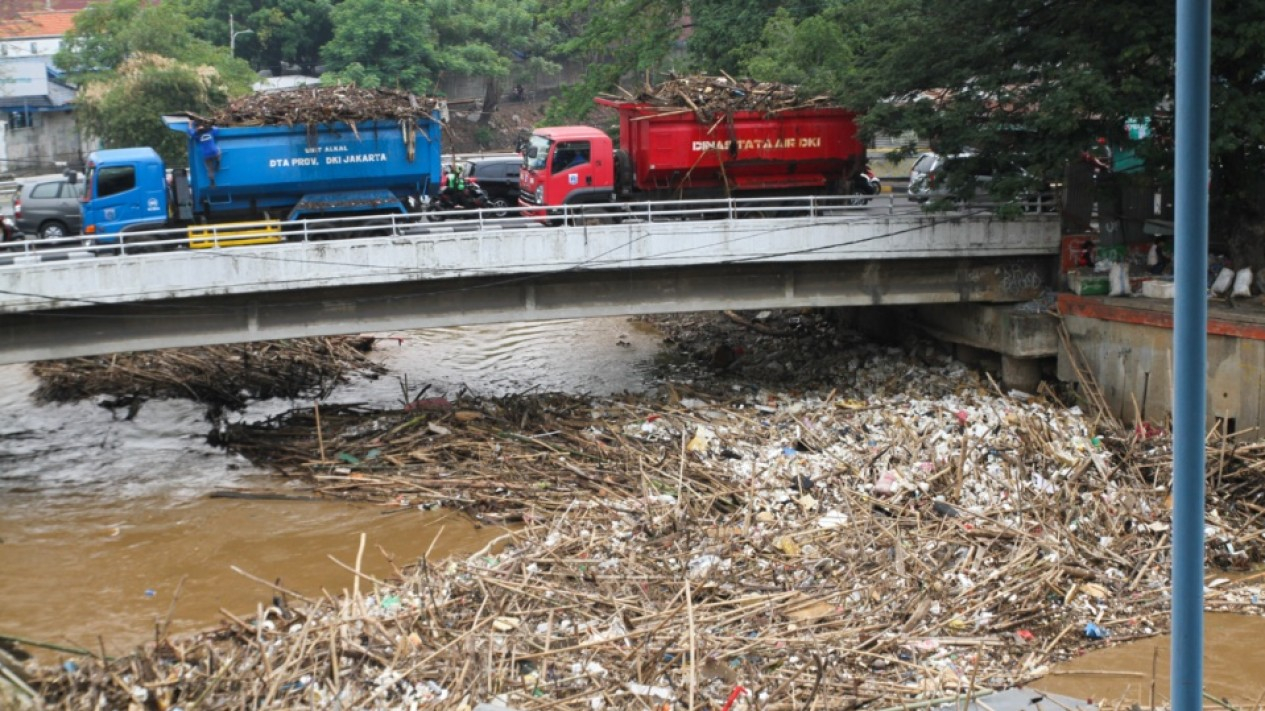 Mengerikan, Pintu Air Manggarai Penuh Sampah