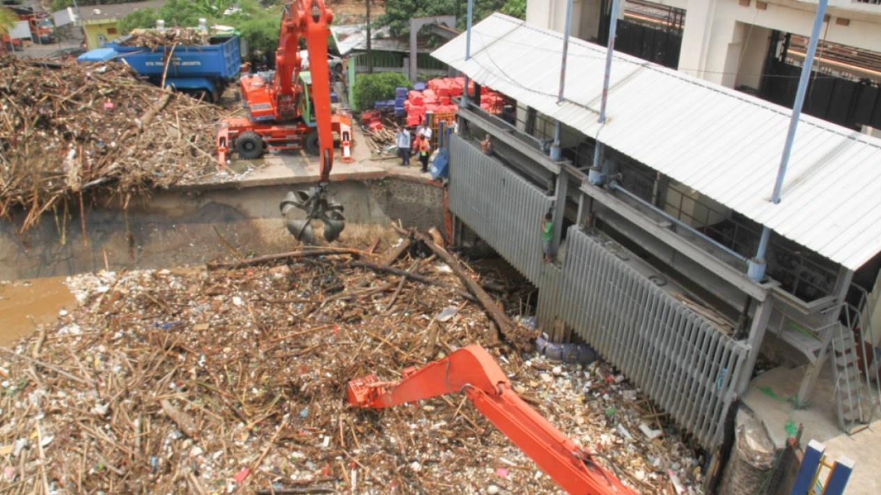 Mengerikan, Pintu Air Manggarai Penuh Sampah