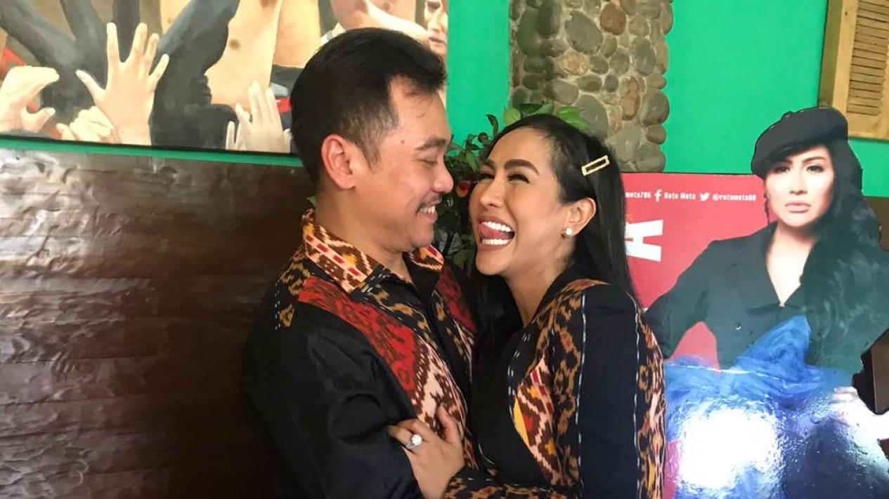 Ratu Meta Pamer Kemesraan dengan Suami, Launching Tempat Ngopi