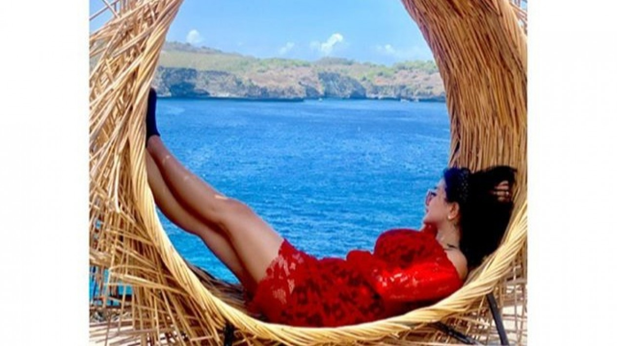 Mempersona! Ini 7 Potret Gaya Liburan Gina Youbi di Bali