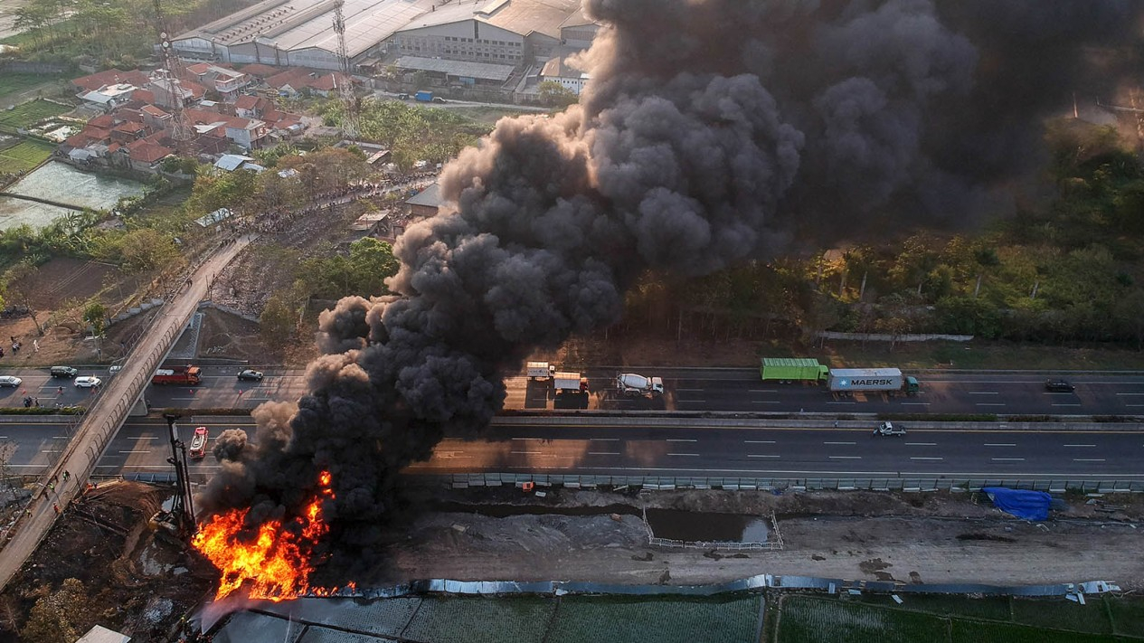 Ngerinya Kebakaran Pipa Minyak Pertamina di Cimahi