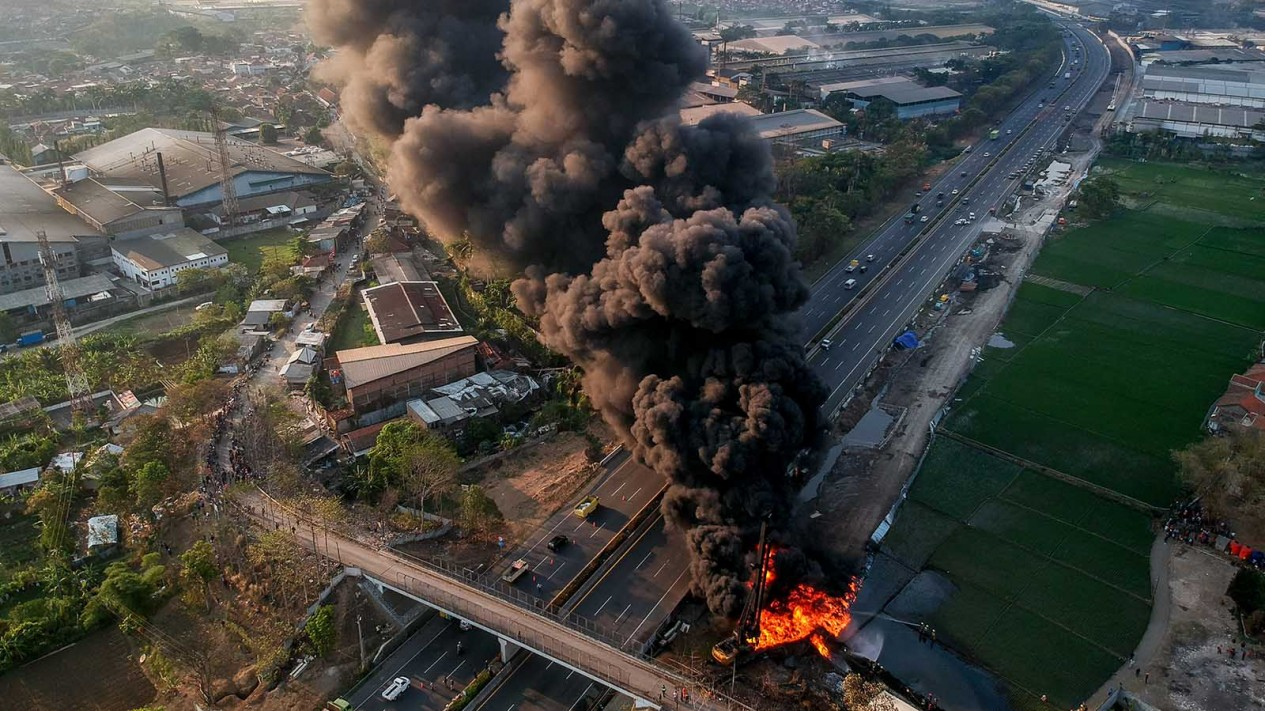Ngerinya Kebakaran Pipa Minyak Pertamina di Cimahi