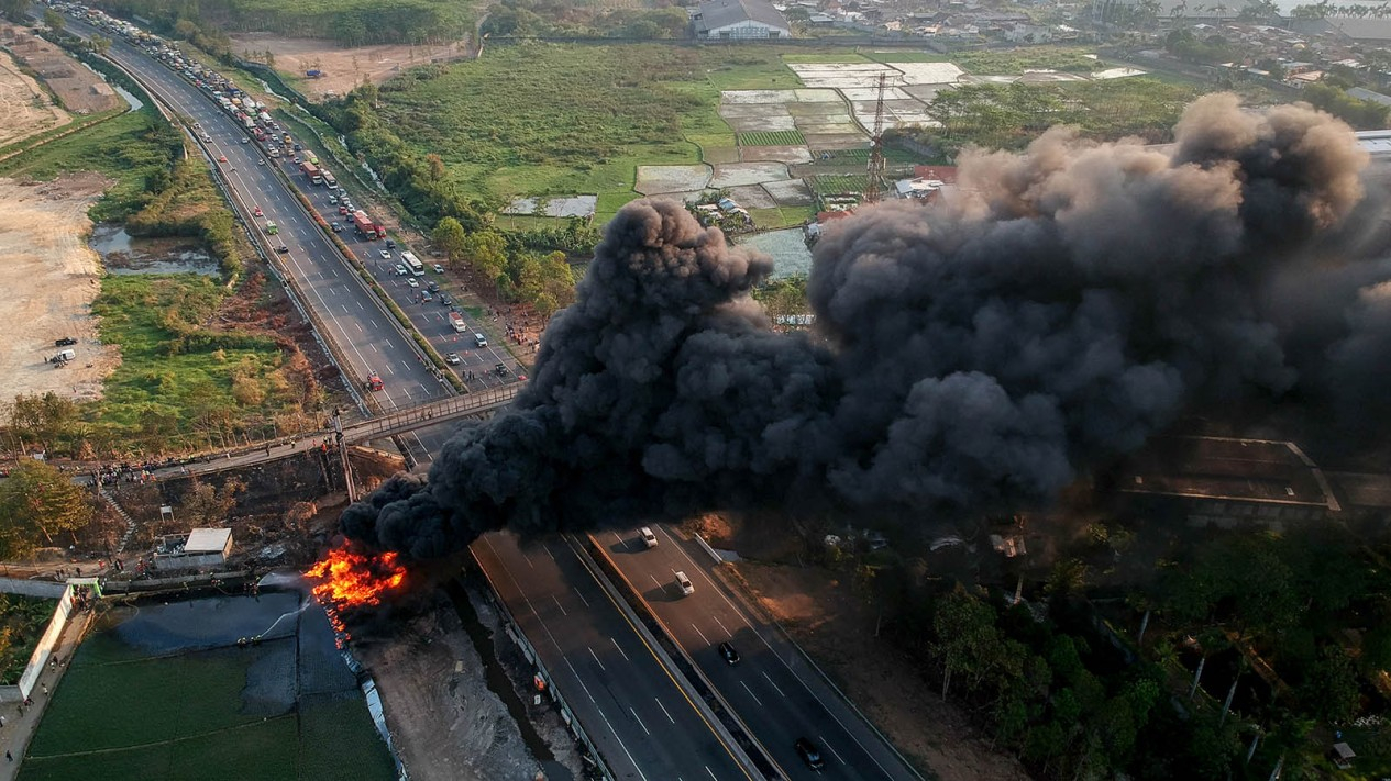 Ngerinya Kebakaran Pipa Minyak Pertamina di Cimahi
