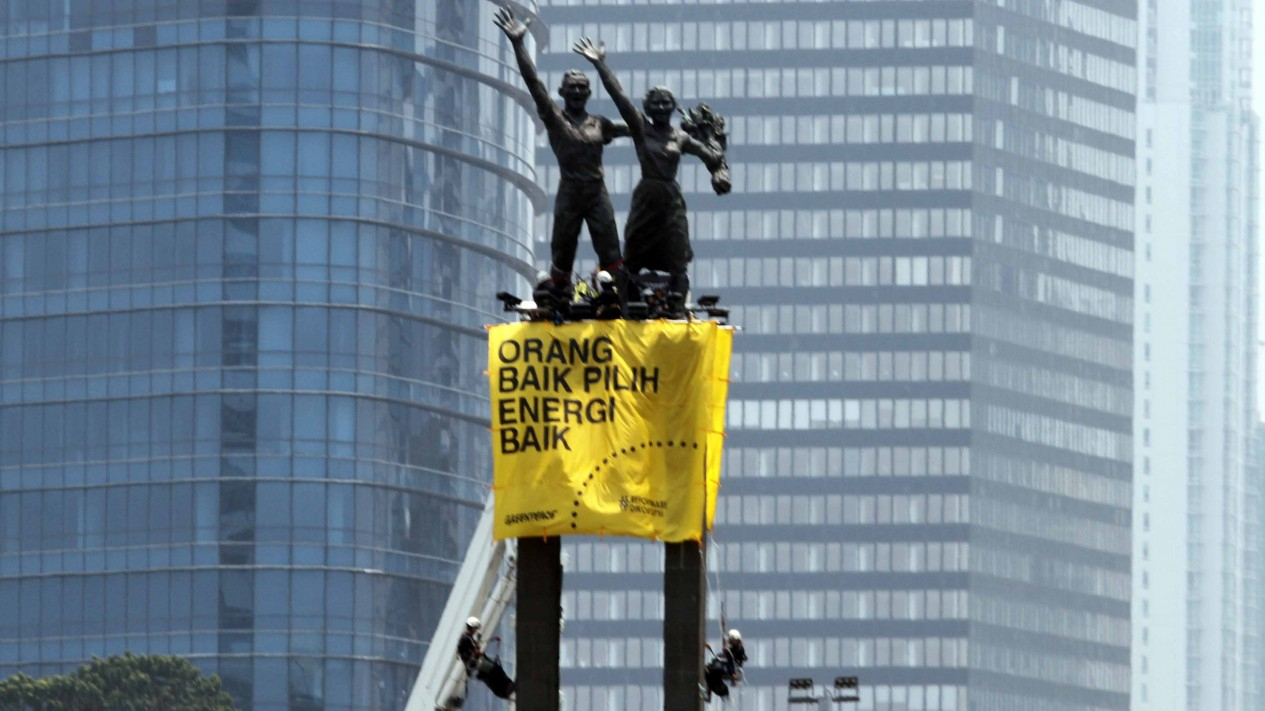 Greenpeace Indonesia Pasang Spanduk Sindir Pemerintah di HI