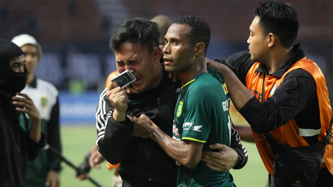 Amukan Suporter Persebaya Setelah Dikalahkan PSS Sleman