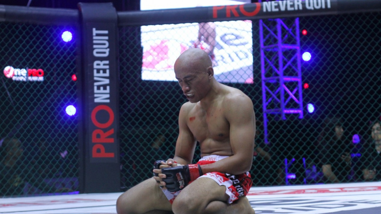 Duel Sengit, Lamhot 'The Hunter' Bungkam Rhizal