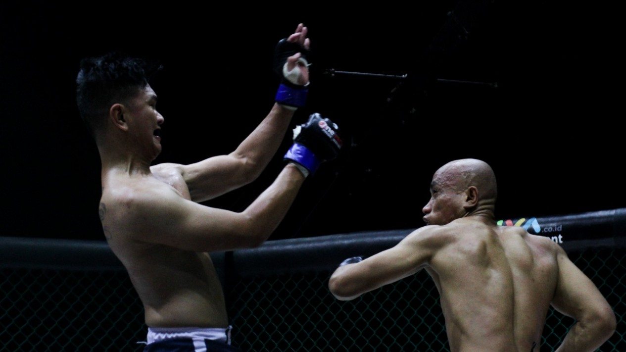 Duel Sengit, Lamhot 'The Hunter' Bungkam Rhizal