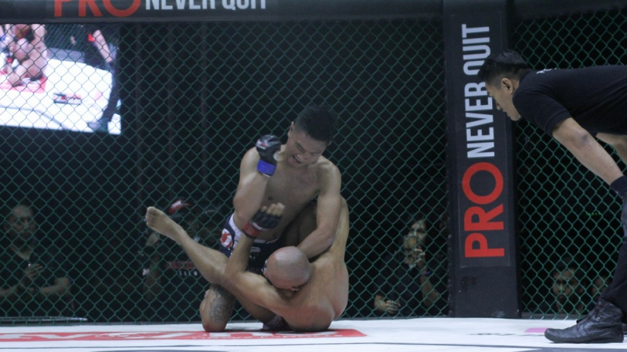 Duel Sengit, Lamhot 'The Hunter' Bungkam Rhizal